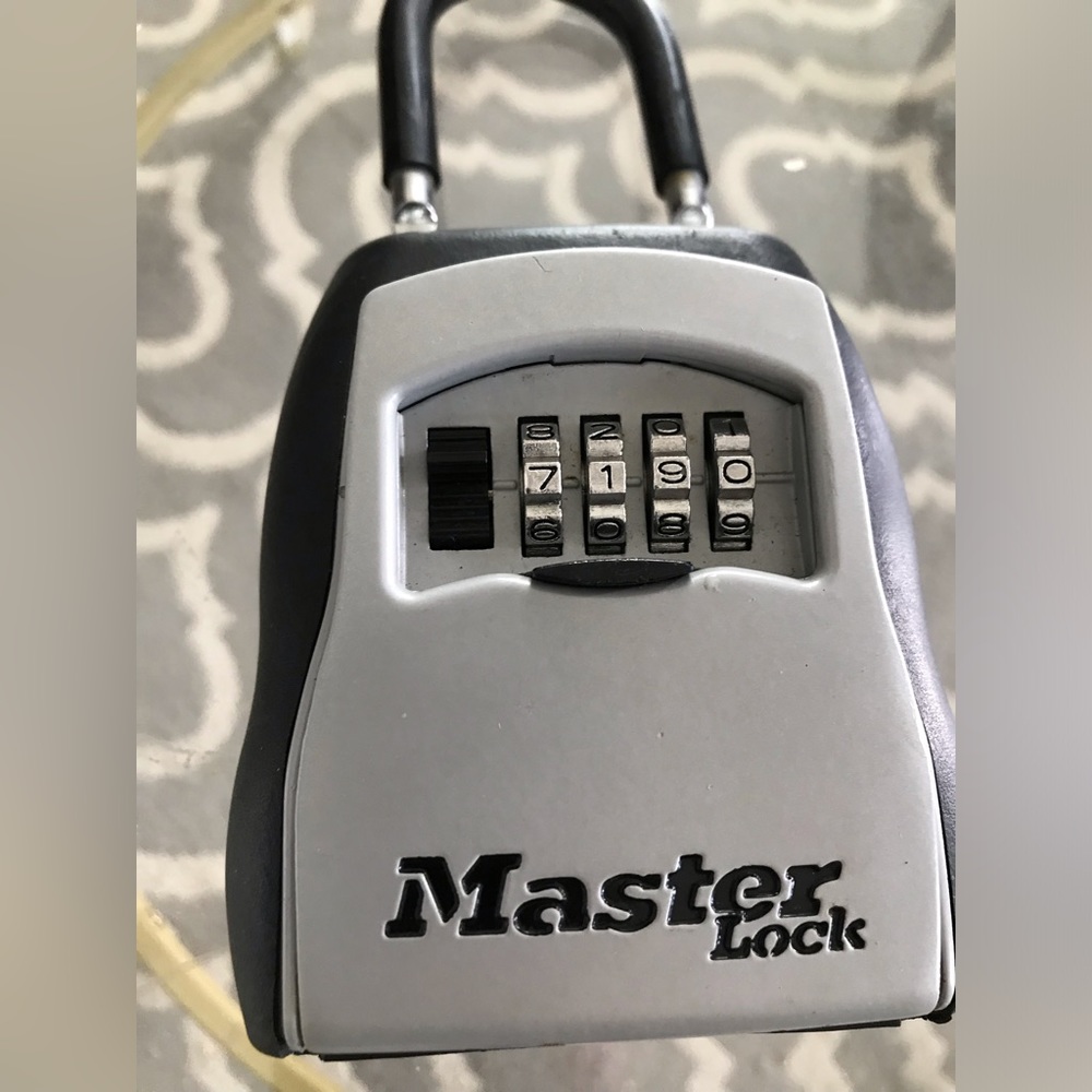 A masterlock lockbox working and code resettable 5400D